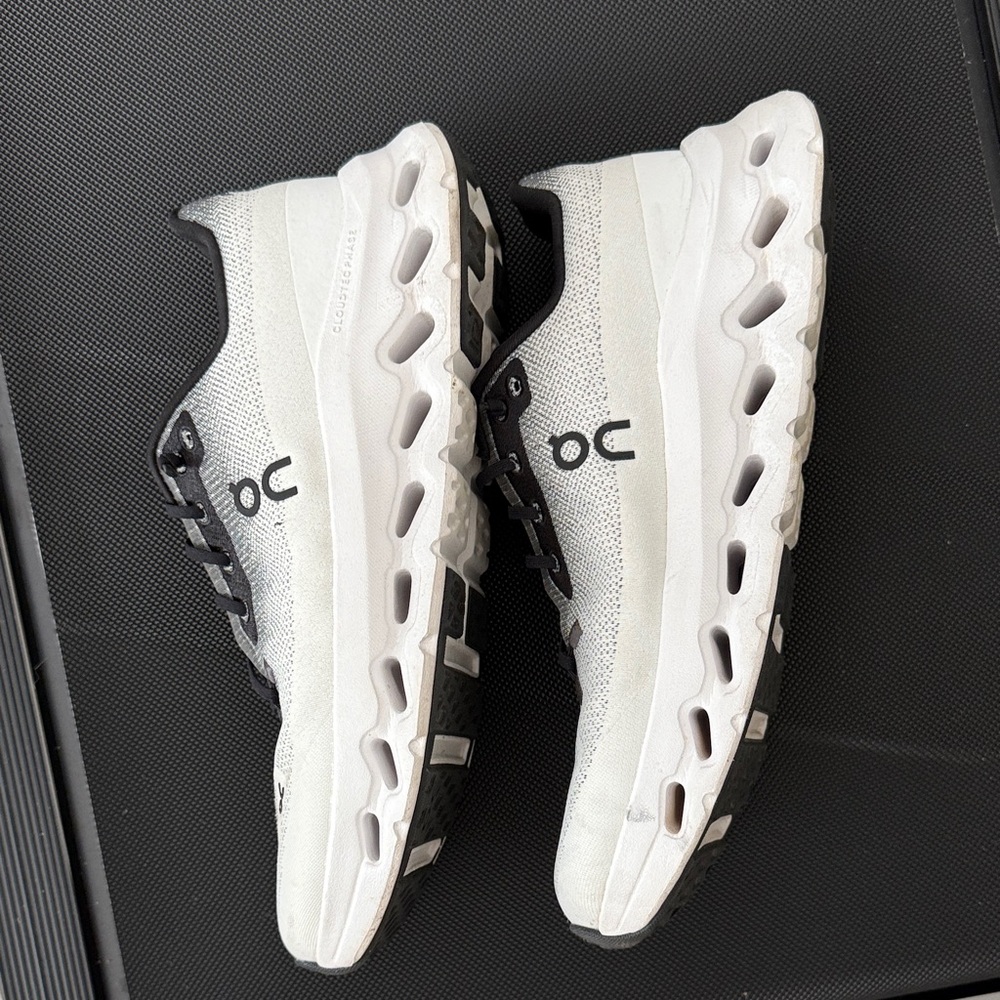 On Running Cloudtilt women’s shoe- White and Black - Picture 7 of 12